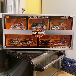 2001 Harley-Davidson Special Edition motorcycle FLTR Road Glide 1:18 scales NIB
